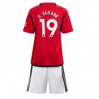 Manchester United Raphael Varane #19 Replika babykläder Hemmaställ Barn 2023-24 Kortärmad (+ korta byxor)